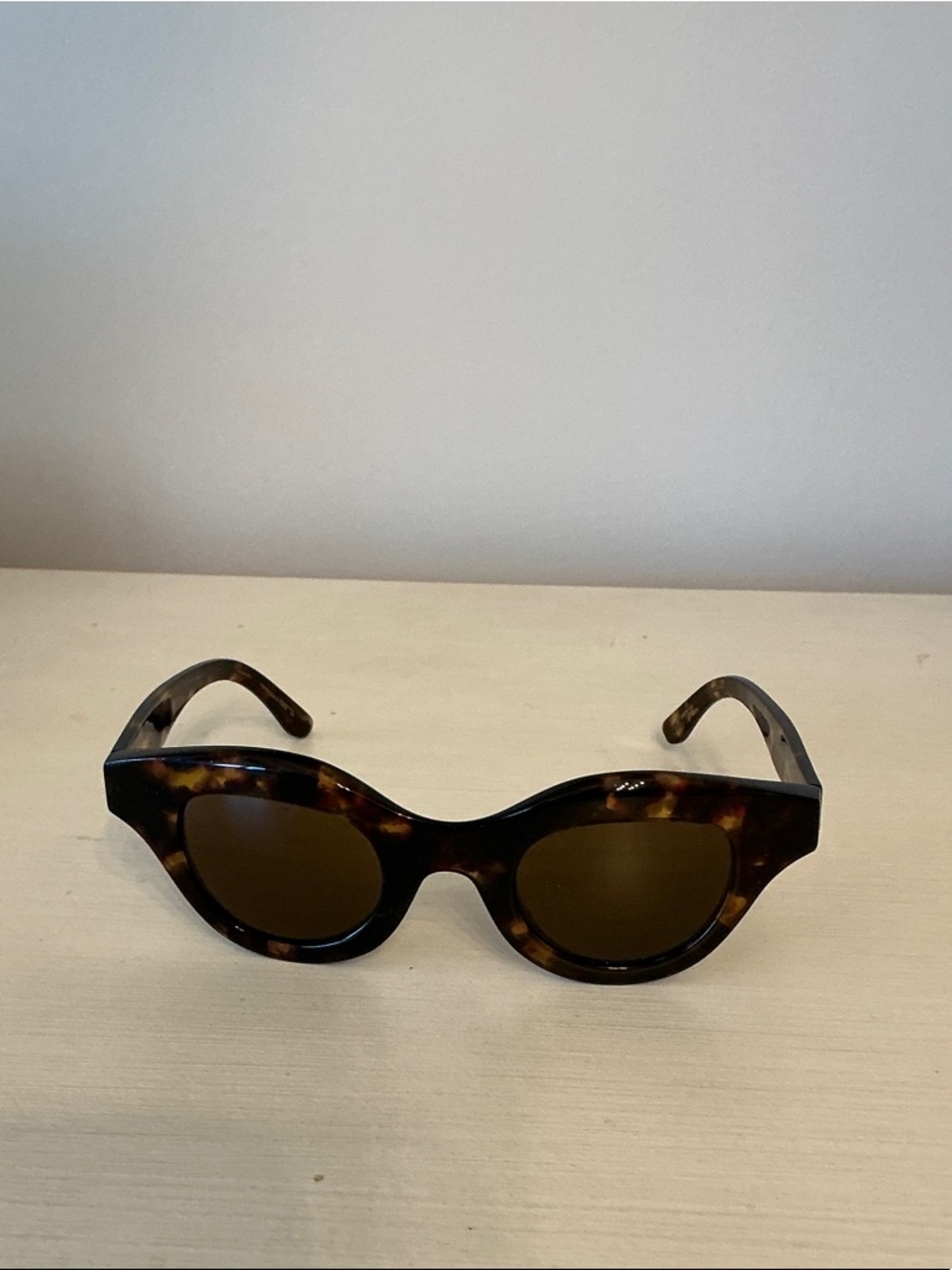 Authentic, Vera Wang Tortoiseshell Round Sunglasses with Brown Lenses - Picture 2 of 12